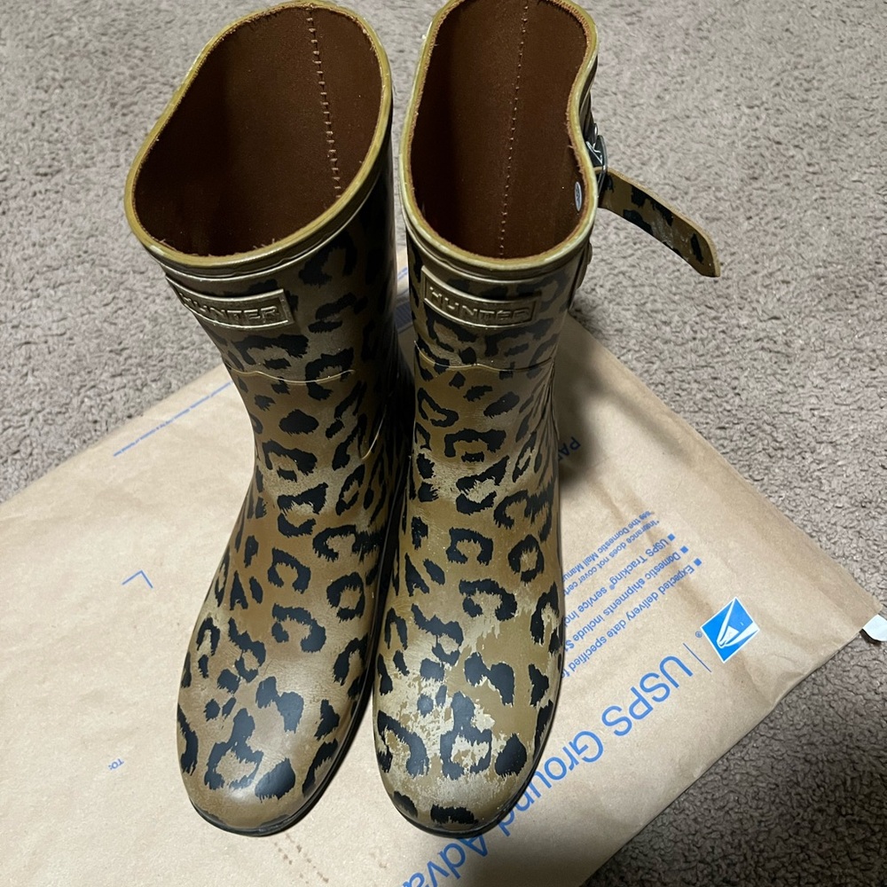 Hunter Women's Leopard Print Rain Boots - Tan/Black. READ DESCRIPTION